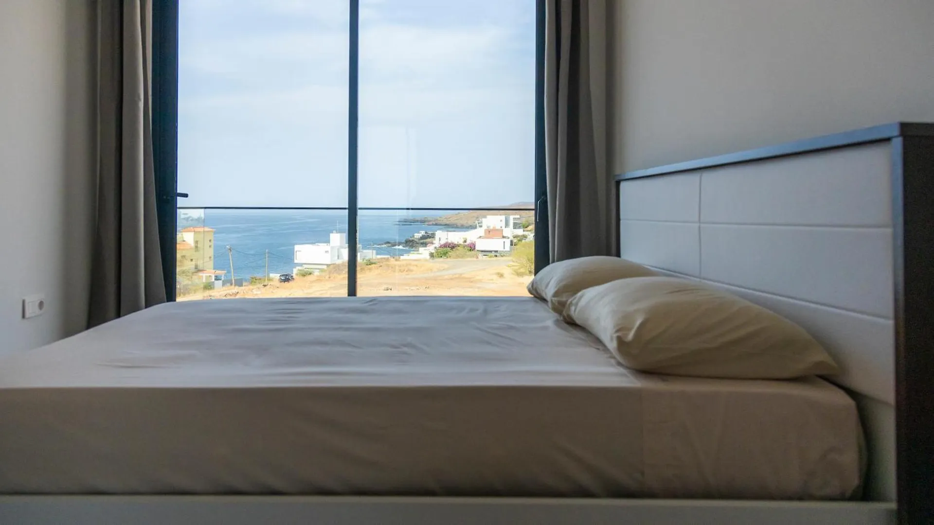Lux 3-Br: Panoramic Sea View & Rooftop Pool Praia