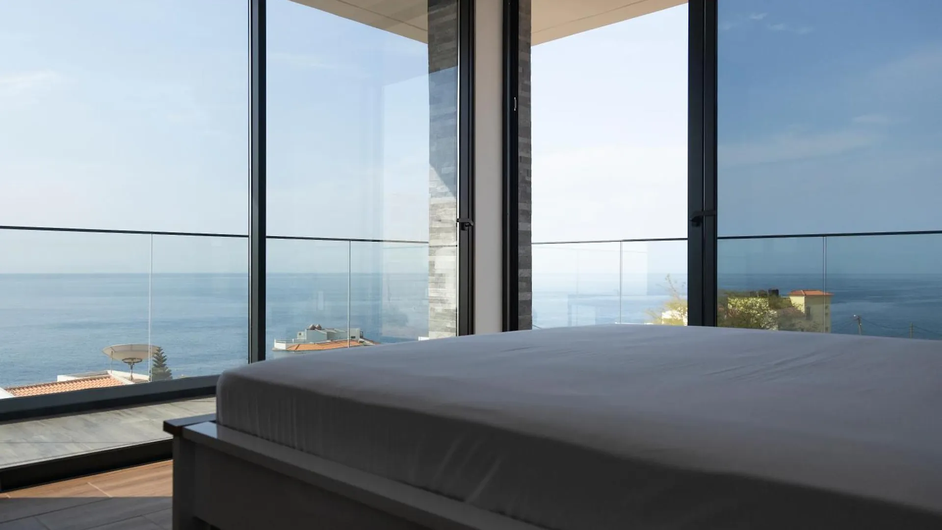 Lux 3-Br: Panoramic Sea View & Rooftop Pool Praia