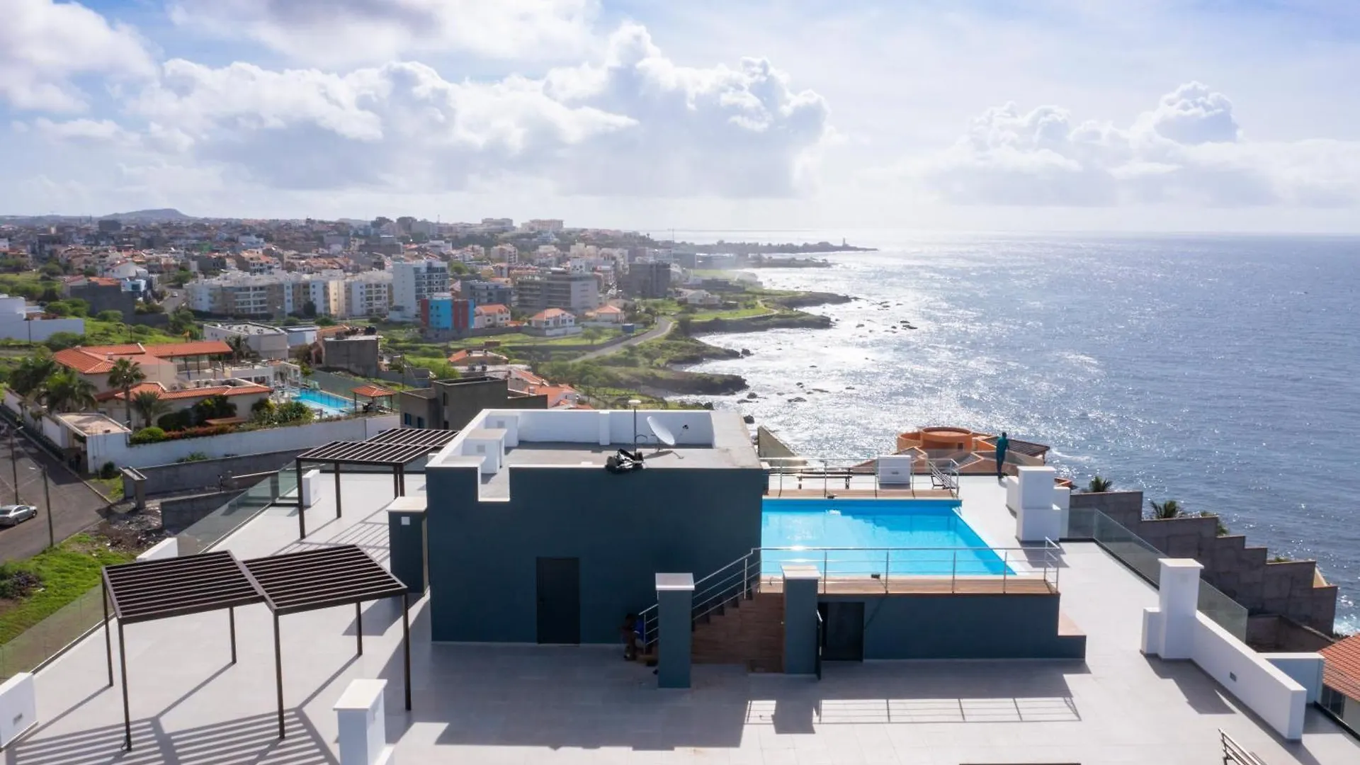 Lux 3-Br: Panoramic Sea View & Rooftop Pool Praia